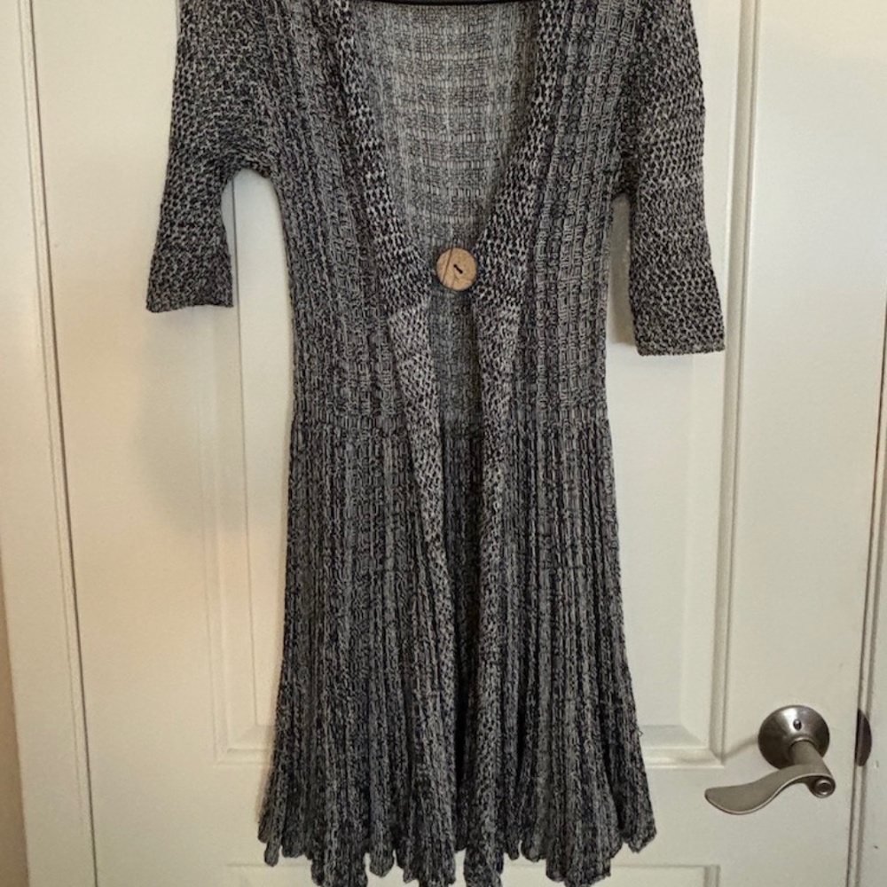 Keren Hart cardigan top open with single button closure, short sleeve small